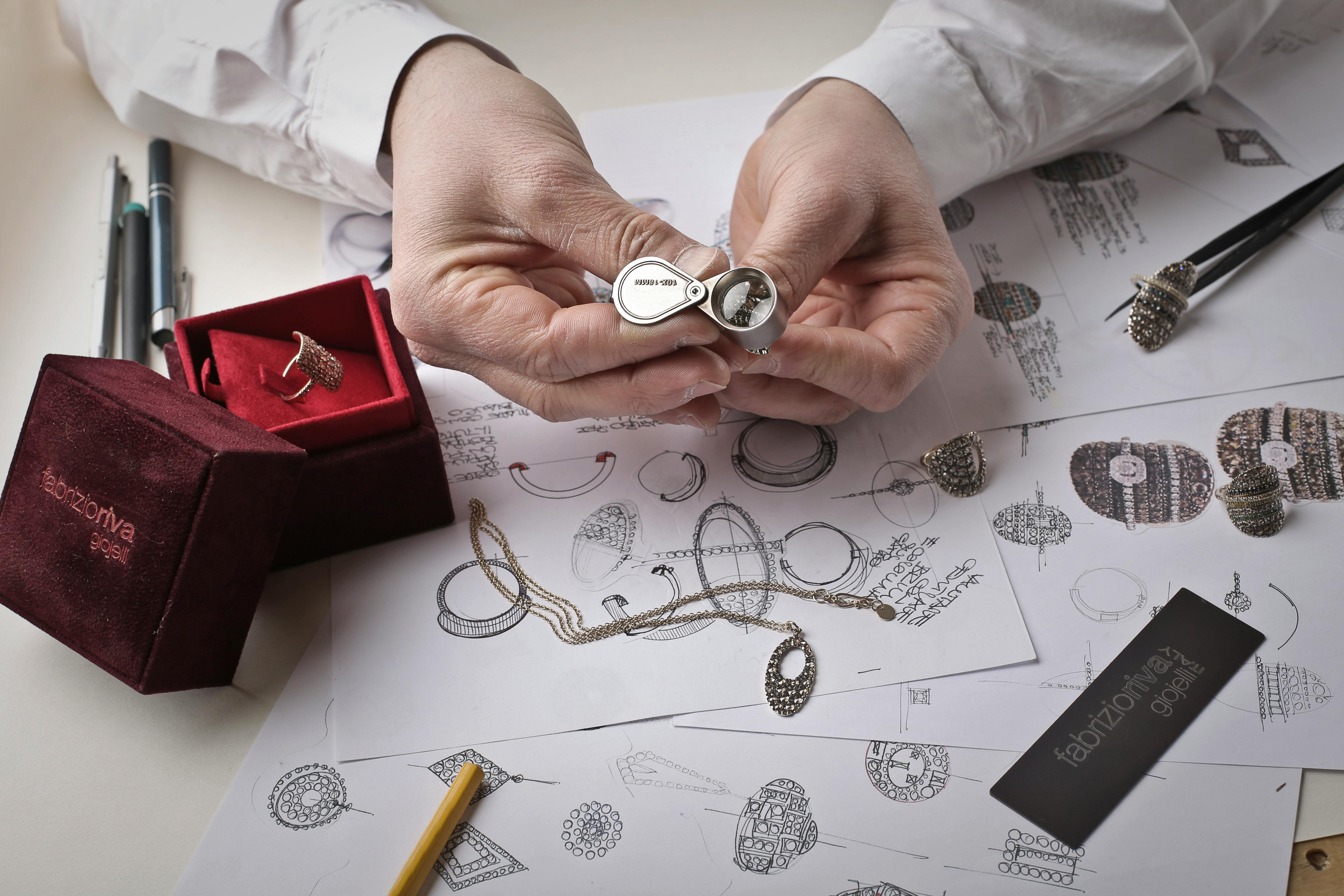 Descoperă magia creației alături de noi în categoria noastră de workshop-uri de design, creare de bijuterii, sau chiar cupoane de reduceri la principalele magazine online din Romania!